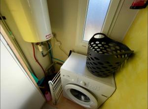 a washing machine with a basket on top of it at Bungalow à la mer in Villeneuve-en-Retz