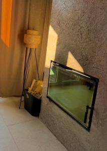 a fish tank sitting on a wall next to a lamp at Chatka Niedźwiadka-domek na odludziu in Uście Gorlickie