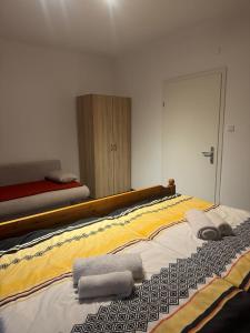 a large bed with towels on it in a room at Wohlfühlwohnung Wiesenfeld in Wiesenfeld