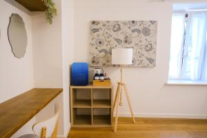 a room with a table with a lamp and a window at L'Upupa Bed & Breakfast in Muscoline