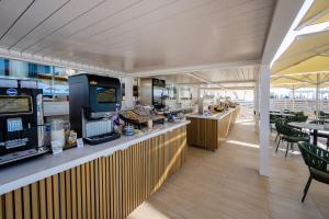 a food court on a cruise ship with a counter at Hotel Byron Bellavista in Lido di Jesolo