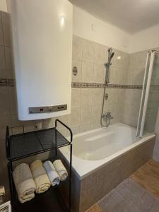 a bathroom with a tub and a shower with towels at Wohlfühlwohnung Wiesenfeld in Wiesenfeld