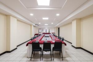 a long conference room with a long table and chairs at Hotel Euro Suíte Recife Boa Viagem By Nacional Inn in Recife +35 photos