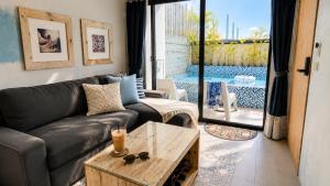 a living room with a couch and a table at 湛藍海岸民宿 Azure-墾丁南灣沙灘-可包棟-國旅卡 in Nanwan