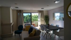 - un salon avec une table et une salle à manger dans l'établissement Apartment Calcada, à Albufeira