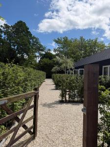 a wooden fence in front of a garden at Maison Cromvoirt in Cromvoirt