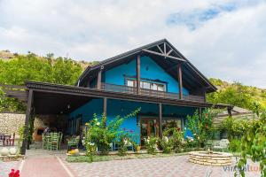 Cette maison bleue dispose d'un balcon. dans l'établissement Resedinta Rotundu, à Butuceni