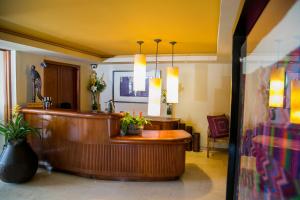 a lobby with a waiting room with a waiting desk at Apart-Hotel Casa Serena in Guatemala