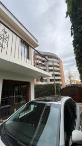 a car parked in front of a building at Global residencial in Rancagua