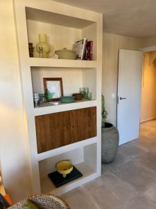 a room with a shelf with a bowl in it at Playa del Ter in Platja de l'Arenal