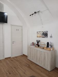 a white room with a counter and a door at CASA NiNì in Trani