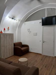 a living room with a couch and a tv at CASA NiNì in Trani
