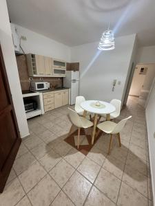 a kitchen with a table and chairs in a room at Destino Wilde in Resistencia