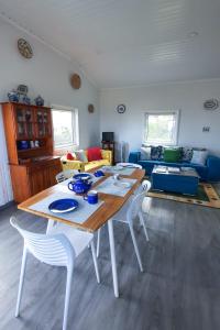 a living room with a table and chairs at Quinta do Norte - Biscoitos in Biscoitos