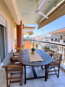 a patio with a table and chairs on a balcony at Elizabeth's Home in Flogita