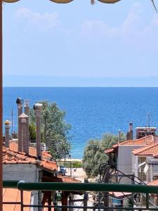 a view of the ocean from a balcony at Elizabeth's Home in Flogita