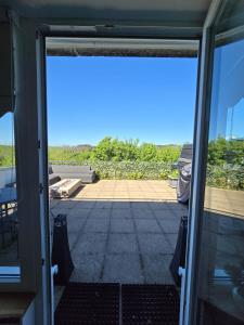 Blick von der Tür einer Terrasse in der Unterkunft Harzer-Geißen Lounge in Hohegeiß