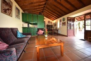 sala de estar con sofá y mesa de centro en Casa Canarina, en Santa Úrsula