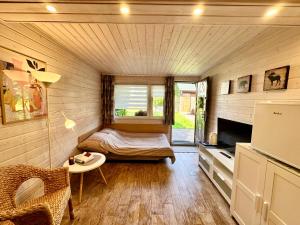 a small room with a bed and a table at Domek Dobrawa- 400m do morza in Międzyzdroje