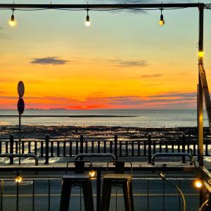 a view of the beach at sunset from a restaurant at Yeongheungdo Haevichi Pension in Incheon