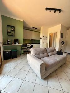 a living room with a couch and a kitchen at Ponsy Dream - Firenze, Pisa, Livorno in Ponsacco