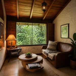 ein Wohnzimmer mit Sofa und Tisch in der Unterkunft La Chonta in Mindo