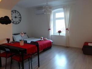 Schlafzimmer mit einem Bett, einem Tisch und einem Fenster in der Unterkunft Charming Apartment Beautiful View in Zagreb