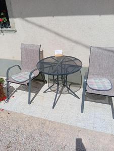 two chairs and a table with a table and two chairs at Studio pr Vok in Lesce