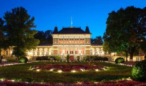 a large building with a garden at night at Familien Ferienhaus in Bad Elster Vogtland - Natur pur und Wellness in Bad Elster