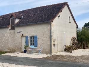 a white building with a table and chairs in front of it at Mon Repos, onze sfeervolle gîte in Haims
