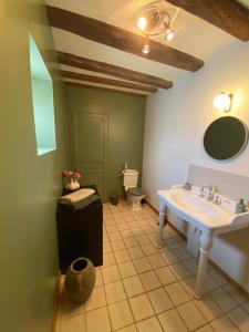 a bathroom with a sink and a toilet at Mon Repos, onze sfeervolle gîte in Haims +11 photos