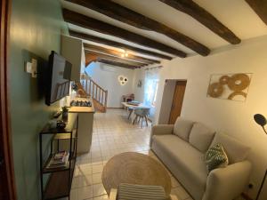 a living room with a couch and a table at Mon Repos, onze sfeervolle gîte in Haims