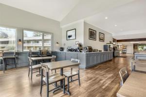 a kitchen and dining room with tables and chairs at Best Western Pier Point Inn in Florence
