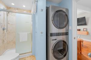 a bathroom with a washer and dryer at Kona Mansions#208 in Kailua-Kona +18 photos