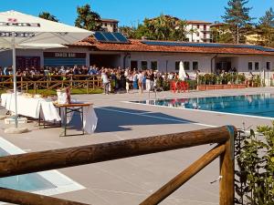 a crowd of people standing around a pool at a wedding at La casa di Tilde in Vicchio