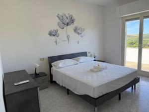 a bedroom with a bed and a large window at Casa Dulce Casa - Bright flat with balcony 2 baths 2 beds in Scafa