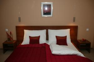 Postel nebo postele na pokoji v ubytování Aston Hotel