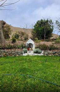 a yard with a garden with a gazebo at HOSPEDAJE don VICTOR in Chancayllo