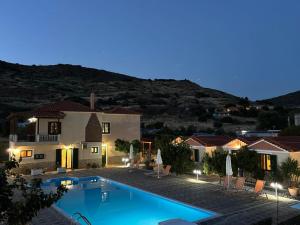 eine Villa mit Swimmingpool bei Nacht in der Unterkunft Apartments Fotoula in Petra