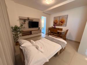 a bedroom with a bed and a dining room at Vista Panorâmica • Premium in Palmas +43 photos