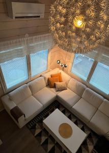 an overhead view of a living room with a white couch at Kurjenpesä in Kalajoki