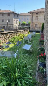 a garden with chairs and flowers in a building at Burruzkale Etxea in Murueta-Orozko
