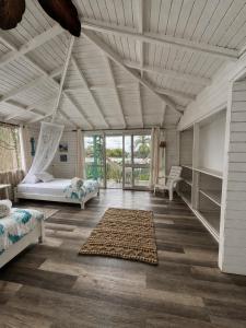 a large room with two beds and a rug at Siloe Cove Hospedaje Campestre in San Andrés
