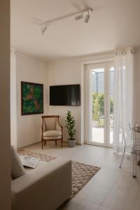 a living room with a couch and a tv at Hortus Bellagio in Bellagio