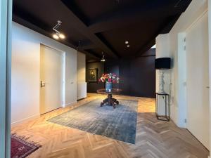 a living room with a dog laying on the floor at Logement Langestreek in Lemmer