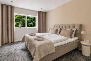ein Schlafzimmer mit einem großen Bett und einem Fenster in der Unterkunft Hotel Kongens Ege in Randers + 5 Fotos