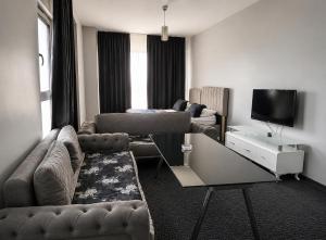 a living room with a couch and a tv at CİTY HOME tüyap in Esenyurt