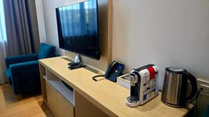 a room with a desk with a tv and a phone at RELAX-zepter in Vrnjačka Banja