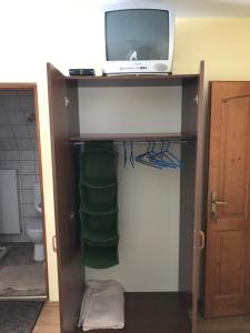 Televízia a/alebo spoločenská miestnosť v ubytovaní Przed Tatrami