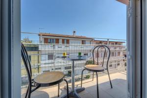 a balcony with two chairs and a table on a balcony at Family friendly apartment in Giba Center in Giba